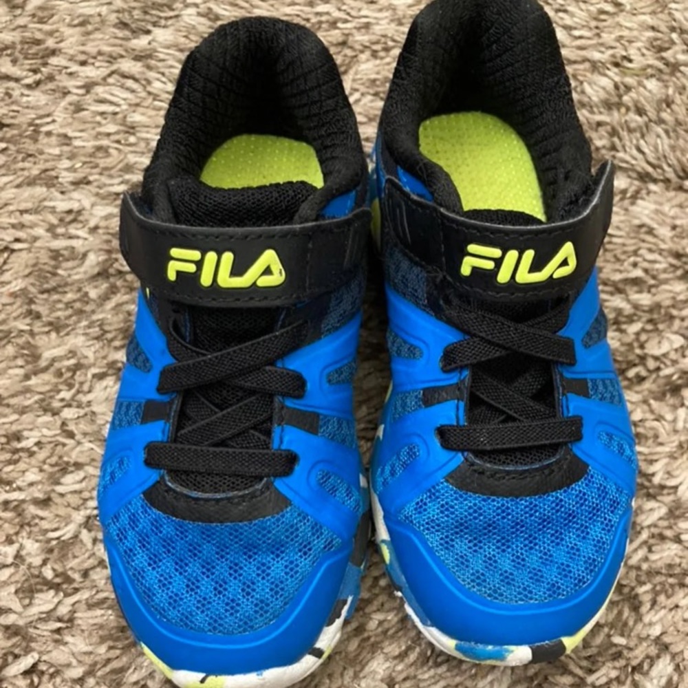 Little boys Fila like new size 8 sneakers